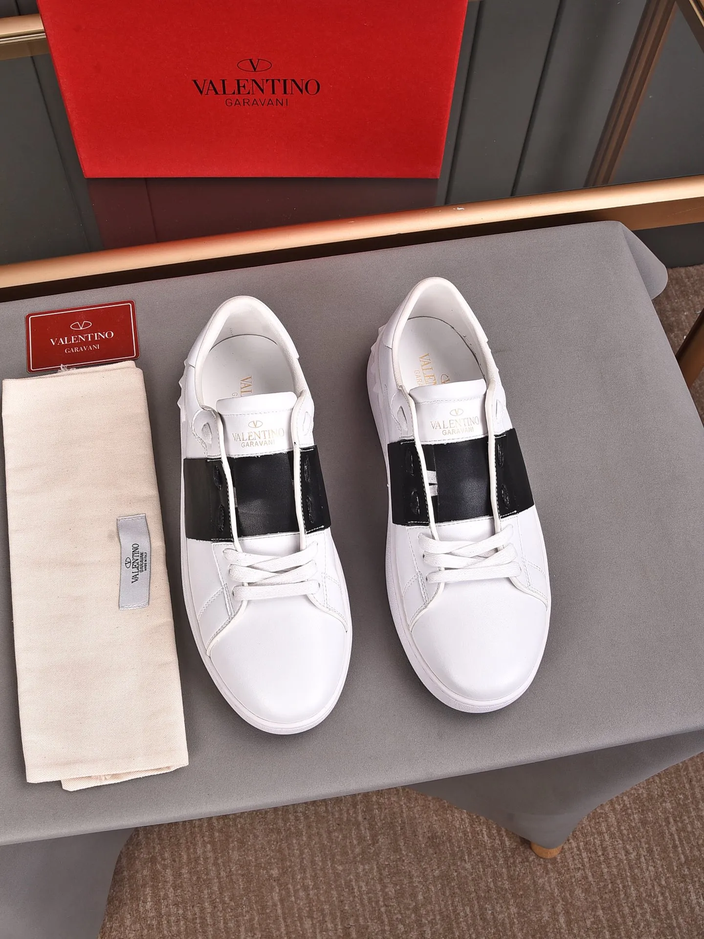 Men's shoes 440💰 (men and women couples) Valentino classic color matching series casual shoes. Made with heavy craftsmanship, good products pay attention to every detail. A must-have trendy item that can be worn all year round, it has been worn by many celebrities and Internet celebrities~~Imported cowhide surface, unique design concept, sheepskin lining, counter quality. Women’s clothing 35-40. Men’s clothing 39-44, 45-46 (returns and exchanges are not supported for custom-made items)
